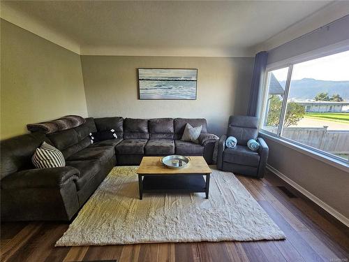 3857 5Th Ave, Port Alberni, BC - Indoor Photo Showing Living Room