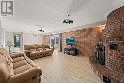 3065 17Th Side Rd, King, ON - Indoor Photo Showing Living Room