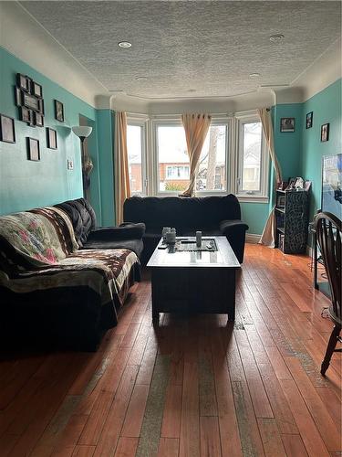 181 Kenilworth Avenue S, Hamilton, ON - Indoor Photo Showing Living Room