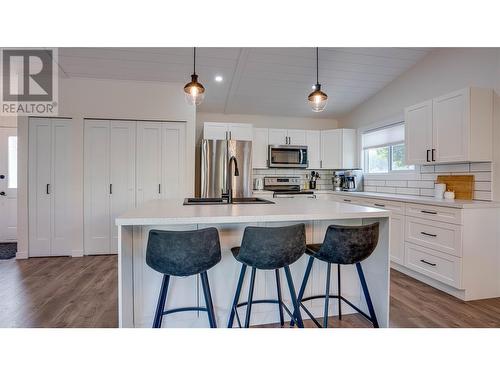 2515 Pineridge Place, West Kelowna, BC - Indoor Photo Showing Kitchen With Upgraded Kitchen