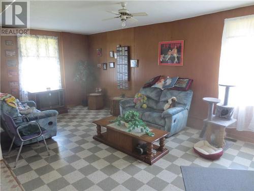 20522 Lochiel Road, Alexandria, ON - Indoor Photo Showing Living Room