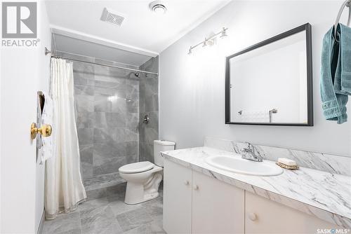 226 Hogg Way, Saskatoon, SK - Indoor Photo Showing Bathroom