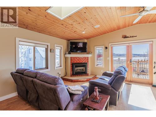 4725 Chilcotin Crescent, 108 Mile Ranch, BC - Indoor Photo Showing Living Room With Fireplace