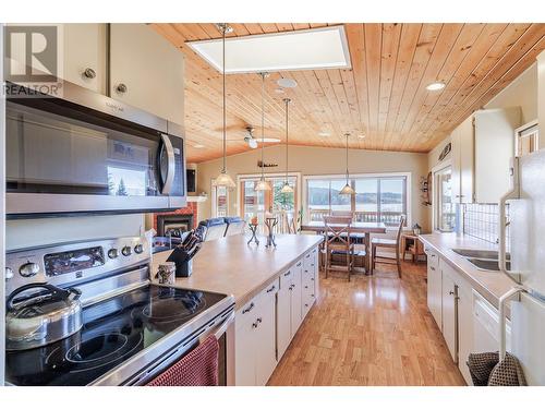 4725 Chilcotin Crescent, 108 Mile Ranch, BC - Indoor Photo Showing Kitchen With Double Sink