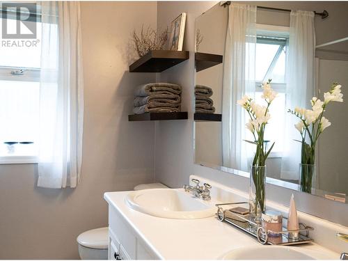 806 First Street, Revelstoke, BC - Indoor Photo Showing Bathroom
