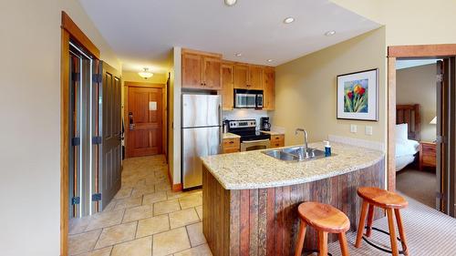 643C - 4559 Timberline Crescent, Fernie, BC - Indoor Photo Showing Kitchen With Double Sink