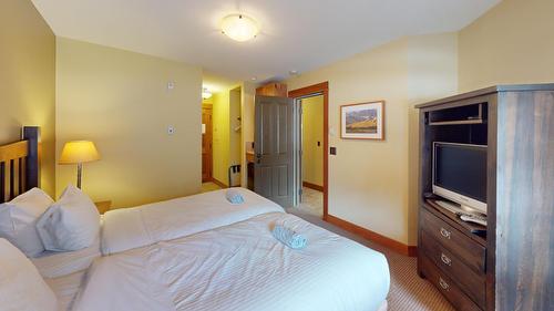643C - 4559 Timberline Crescent, Fernie, BC - Indoor Photo Showing Bedroom