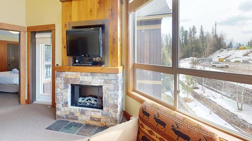 643C - 4559 Timberline Crescent, Fernie, BC - Indoor Photo Showing Living Room With Fireplace