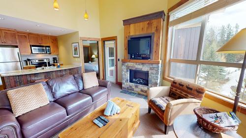 643C - 4559 Timberline Crescent, Fernie, BC - Indoor Photo Showing Living Room With Fireplace