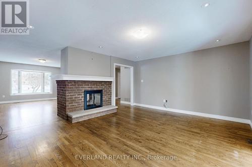 173 Thompson Drive, East Gwillimbury, ON - Indoor Photo Showing Living Room With Fireplace