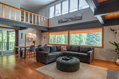 516 Glendale Avenue, Salmo, BC - Indoor Photo Showing Living Room