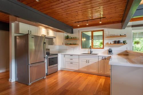 516 Glendale Avenue, Salmo, BC - Indoor Photo Showing Kitchen