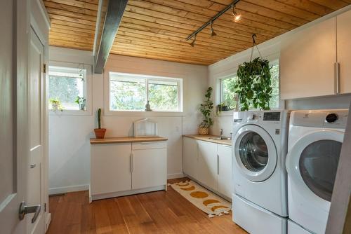 516 Glendale Avenue, Salmo, BC - Indoor Photo Showing Laundry Room