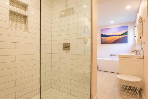 516 Glendale Avenue, Salmo, BC - Indoor Photo Showing Bathroom