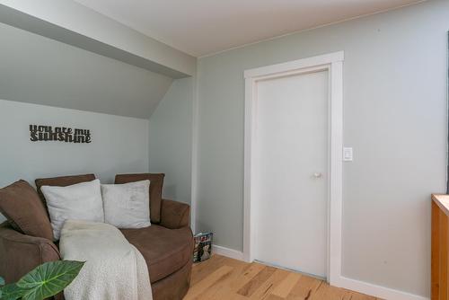 516 Glendale Avenue, Salmo, BC - Indoor Photo Showing Bedroom