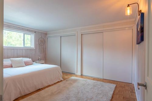 516 Glendale Avenue, Salmo, BC - Indoor Photo Showing Bedroom