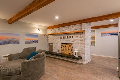 516 Glendale Avenue, Salmo, BC - Indoor With Fireplace