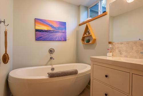516 Glendale Avenue, Salmo, BC - Indoor Photo Showing Bathroom