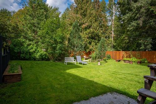 516 Glendale Avenue, Salmo, BC - Outdoor With Backyard