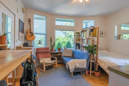916 Edgewood Avenue, Nelson, BC - Indoor Photo Showing Bedroom