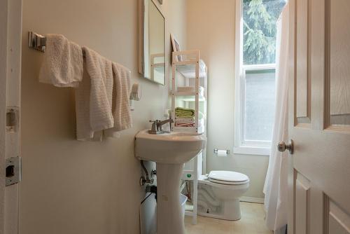 916 Edgewood Avenue, Nelson, BC - Indoor Photo Showing Bathroom