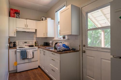 916 Edgewood Avenue, Nelson, BC - Indoor Photo Showing Kitchen With Double Sink