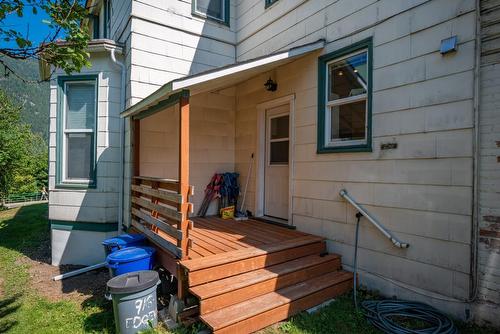 916 Edgewood Avenue, Nelson, BC - Outdoor With Exterior