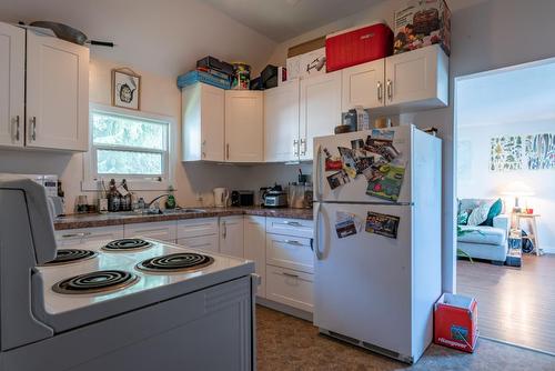 916 Edgewood Avenue, Nelson, BC - Indoor Photo Showing Kitchen