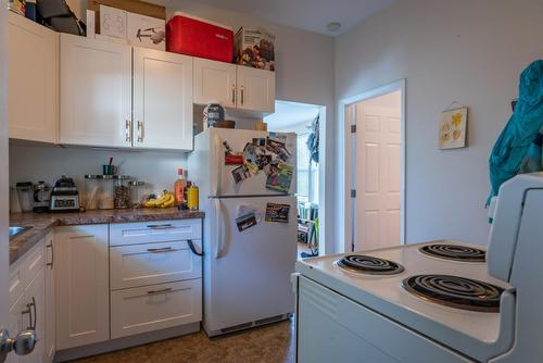 916 Edgewood Avenue, Nelson, BC - Indoor Photo Showing Kitchen
