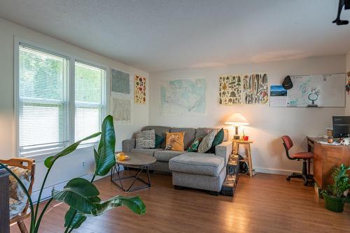 916 Edgewood Avenue, Nelson, BC - Indoor Photo Showing Living Room