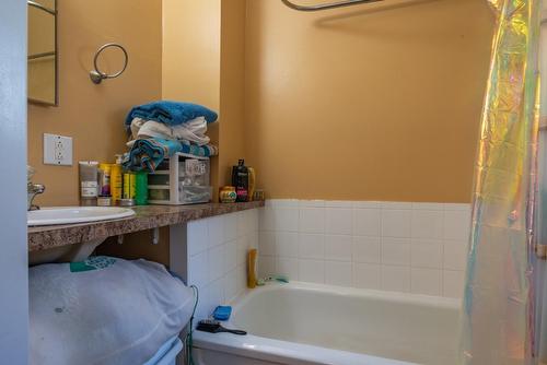916 Edgewood Avenue, Nelson, BC - Indoor Photo Showing Bathroom
