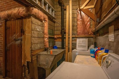 916 Edgewood Avenue, Nelson, BC - Indoor Photo Showing Laundry Room