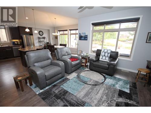 6833 Meadows Drive Unit# 37, Oliver, BC - Indoor Photo Showing Living Room