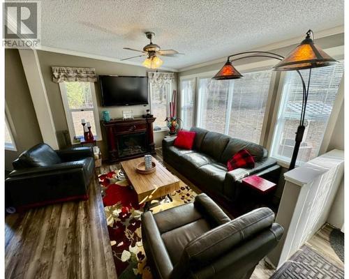 4861 Birch Lane, Barriere, BC - Indoor Photo Showing Living Room