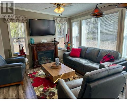 4861 Birch Lane, Barriere, BC - Indoor Photo Showing Living Room