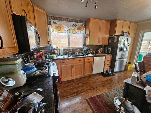 1866 Cole Street, Fruitvale, BC - Indoor Photo Showing Kitchen With Double Sink