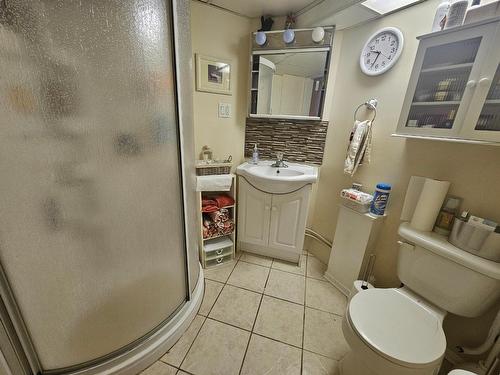 1866 Cole Street, Fruitvale, BC - Indoor Photo Showing Bathroom