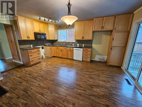 1866 Cole  Street, Fruitvale, BC - Indoor Photo Showing Kitchen With Double Sink