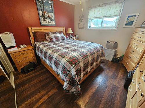 1866 Cole Street, Fruitvale, BC - Indoor Photo Showing Bedroom