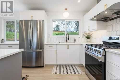 414 Urquhart Pl, Courtenay, BC - Indoor Photo Showing Kitchen With Upgraded Kitchen