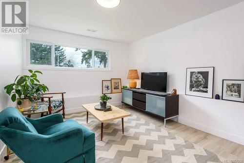 414 Urquhart Pl, Courtenay, BC - Indoor Photo Showing Living Room