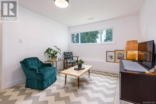 414 Urquhart Pl, Courtenay, BC - Indoor Photo Showing Living Room