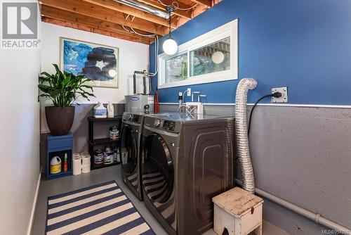 414 Urquhart Pl, Courtenay, BC - Indoor Photo Showing Laundry Room