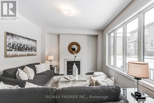 14 Sambro Lane, Whitchurch-Stouffville (Stouffville), ON - Indoor Photo Showing Living Room