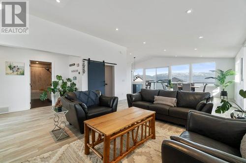 2521 Panoramic Way, Blind Bay, BC - Indoor Photo Showing Living Room