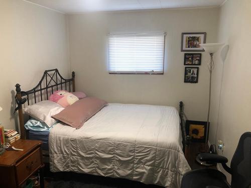 5744 Vermillion Street, Edgewater, BC - Indoor Photo Showing Bedroom