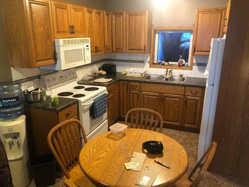 5744 Vermillion Street, Edgewater, BC - Indoor Photo Showing Kitchen With Double Sink