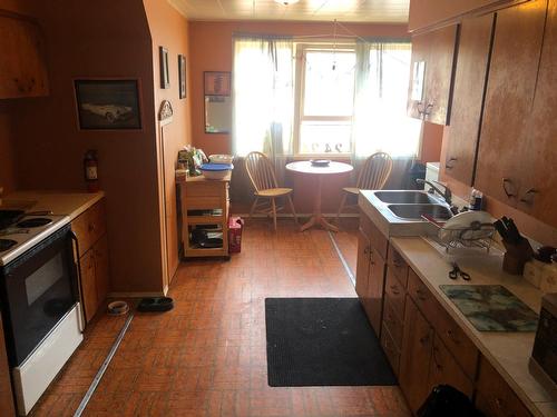 5744 Vermillion Street, Edgewater, BC - Indoor Photo Showing Kitchen With Double Sink