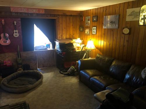 5744 Vermillion Street, Edgewater, BC - Indoor Photo Showing Living Room