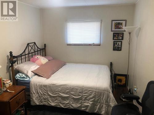 5744 Vermillion Street, Edgewater, BC - Indoor Photo Showing Bedroom